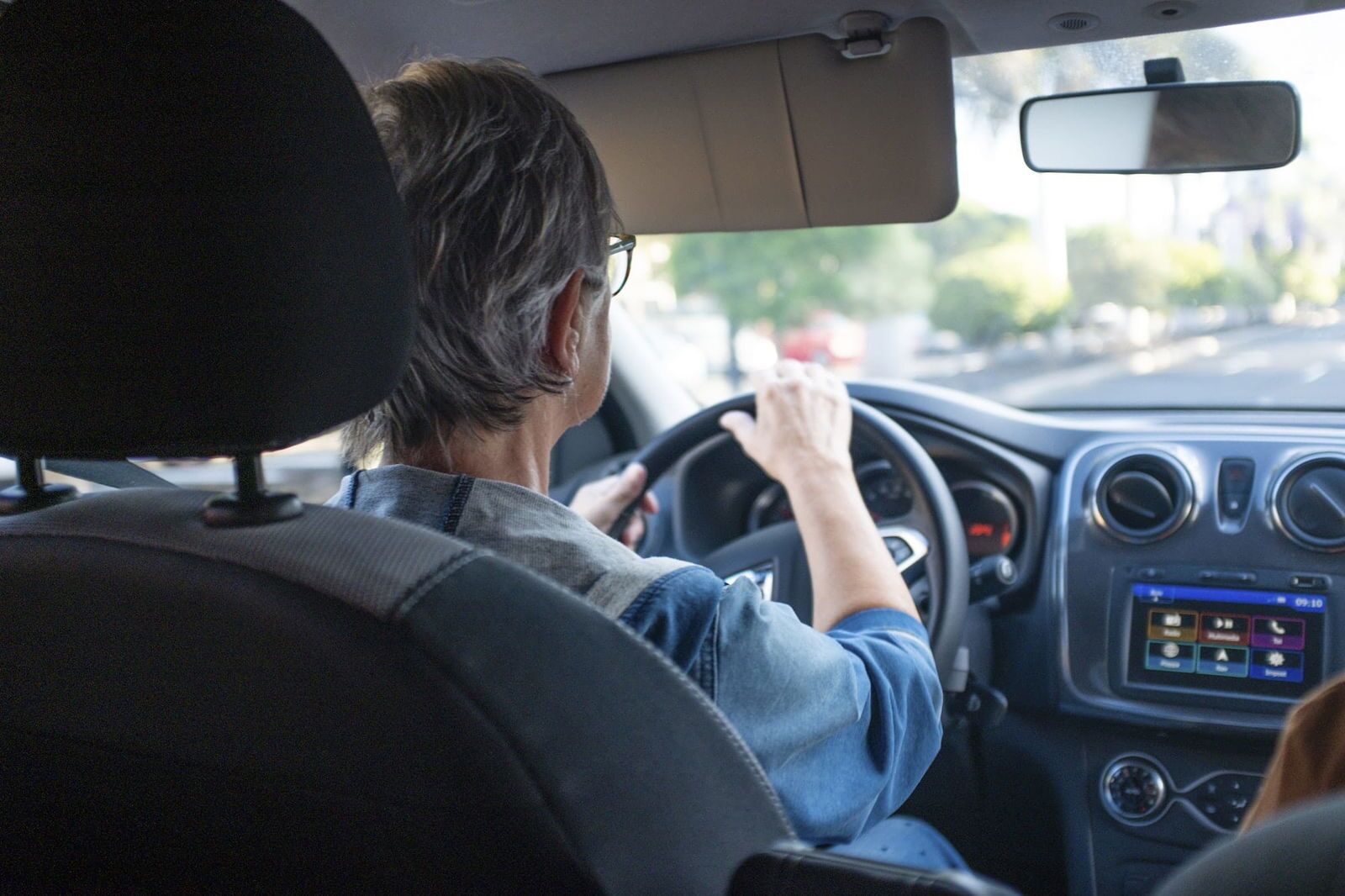 Senior mevrouw achter het stuur - Seniorenkeuring voor rijbewijs - Rijbewijsdokter