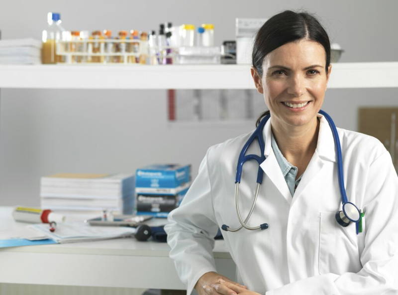 Vrouwelijke dokter, glimlachend | Keuringarts | Rijbewijsdokter