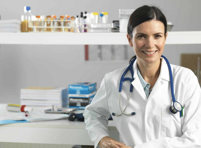 Vrouwelijke dokter, glimlachend | Keuringarts | Rijbewijsdokter