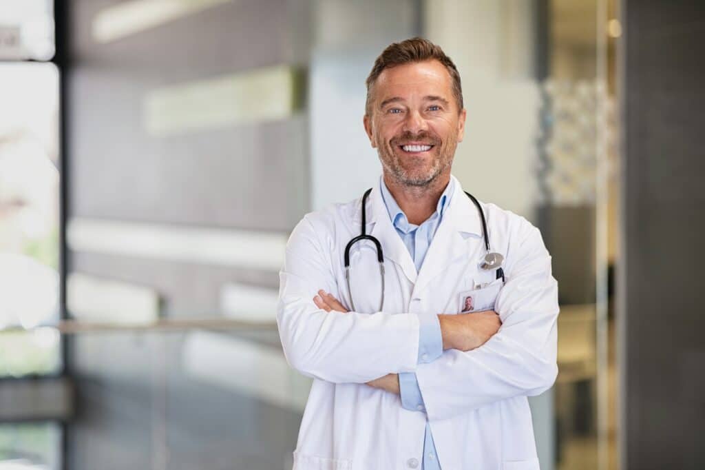 Lachende, mannelijke doktor | CBR arts keuring | Rijbewijsdokter