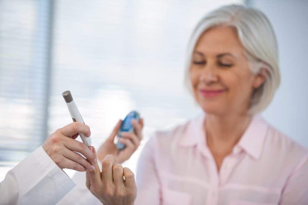Arts controleert glucosegehalte bij diabetespatiënt | diabetes keuring rijbewijs | Rijbewijsdokter