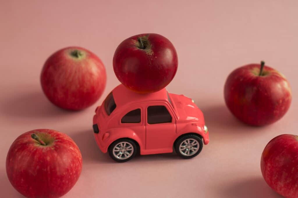 Speelgoed auto met rode appel erop, en rode appels eromheen | cbr rijgeschiktheid medisch | Rijbewijsdokter
